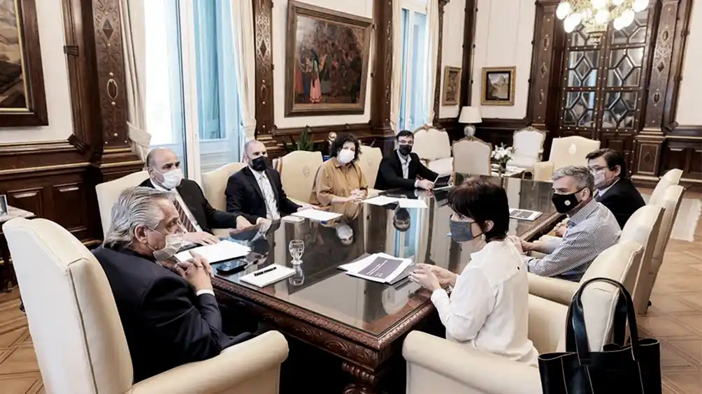 El Gobierno proyecta «formalizar» con un monotributo productivo al sector de la economía popular