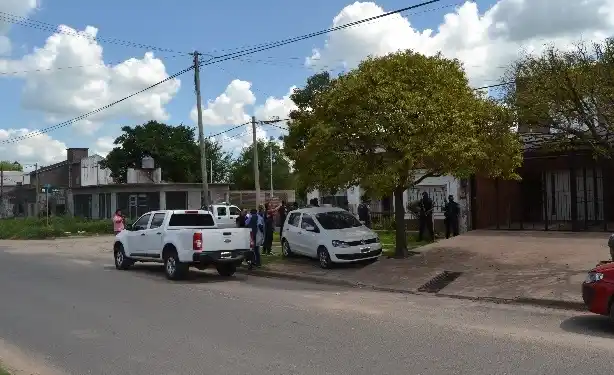 Allanaron tres domicilios en la ciudad y detuvieron a un hombre