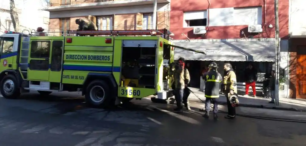Bomberos rescataron a 18 personas tras el incendio de un hotel