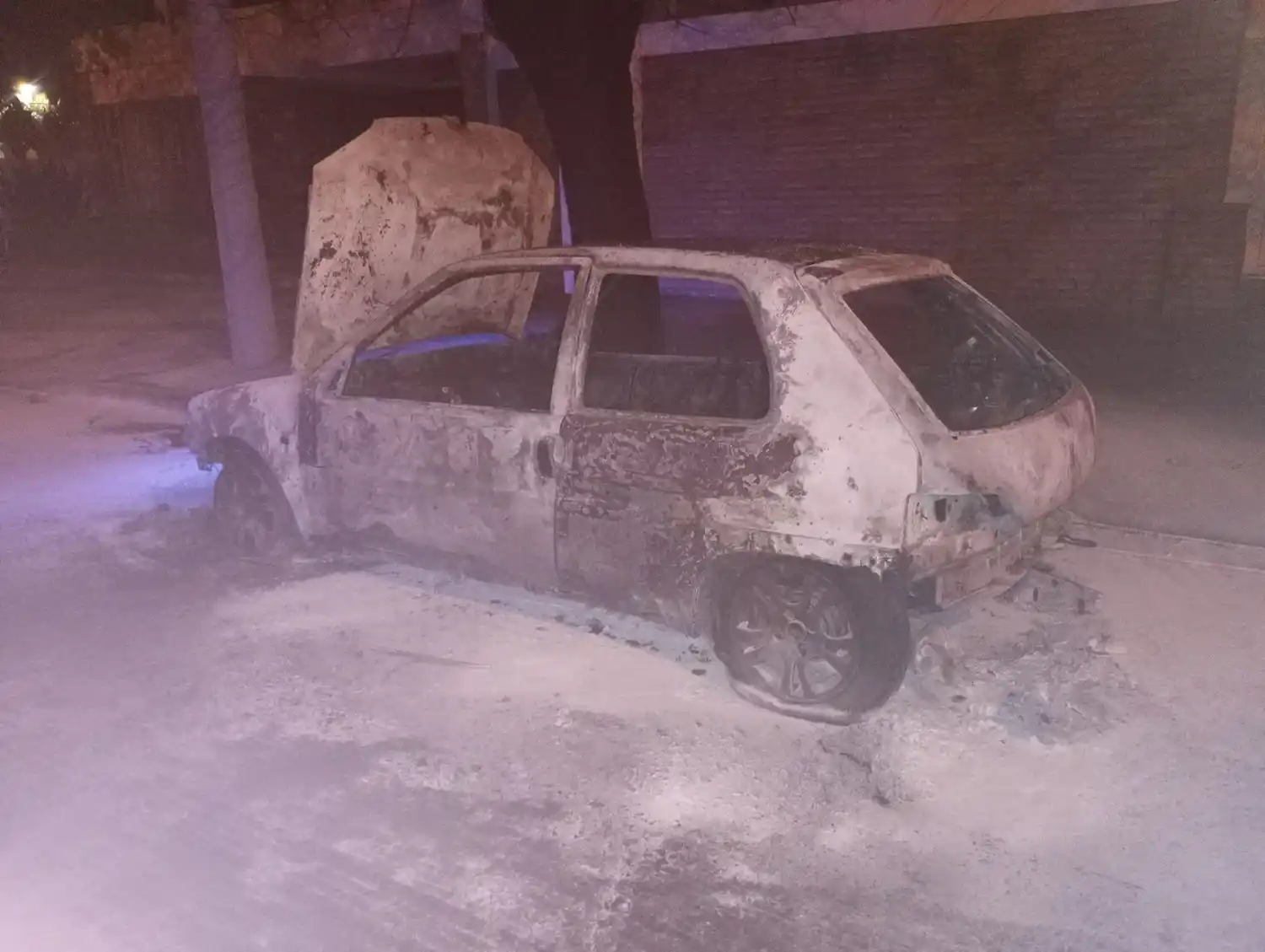 Se incendió un auto en el centro: no hubo lesionados pero el daño fue total