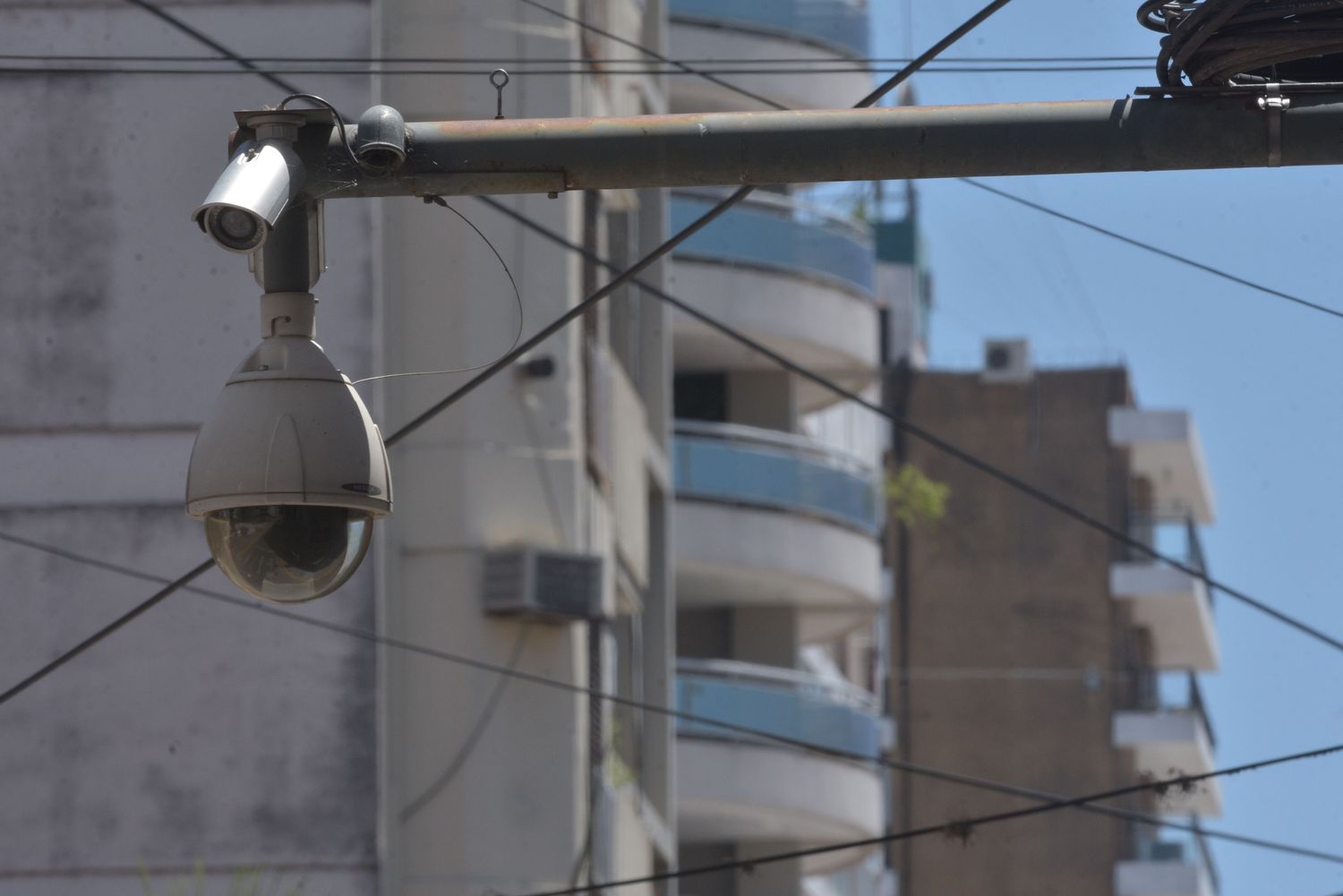 Desde el centro de monitoreo observaron cuando el delincuente provocaba destrozos para robar cables en la vía pública.