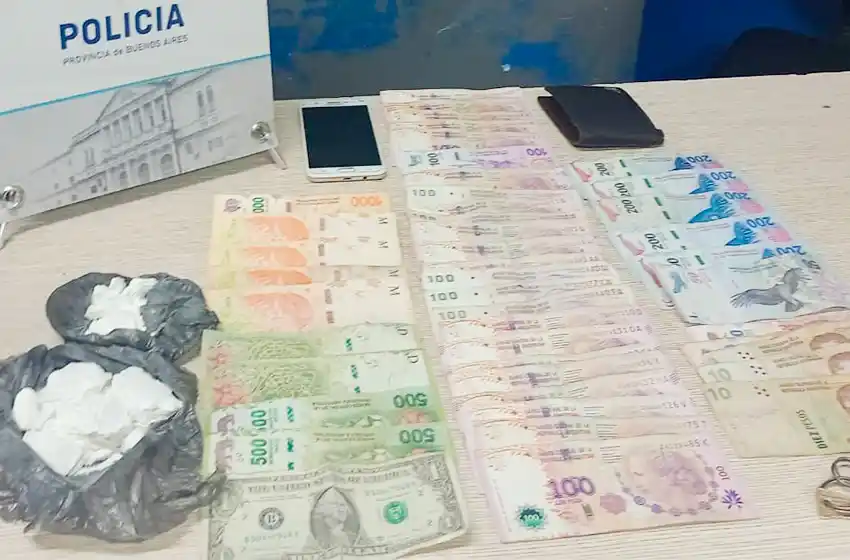 Detienen a un hombre que circulaba en remis: tenía 100 g de cocaína y dinero
