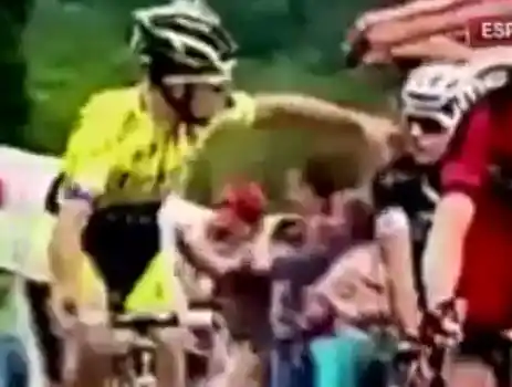 Dos ciclistas intercambiaron trompadas en medio de una carrera