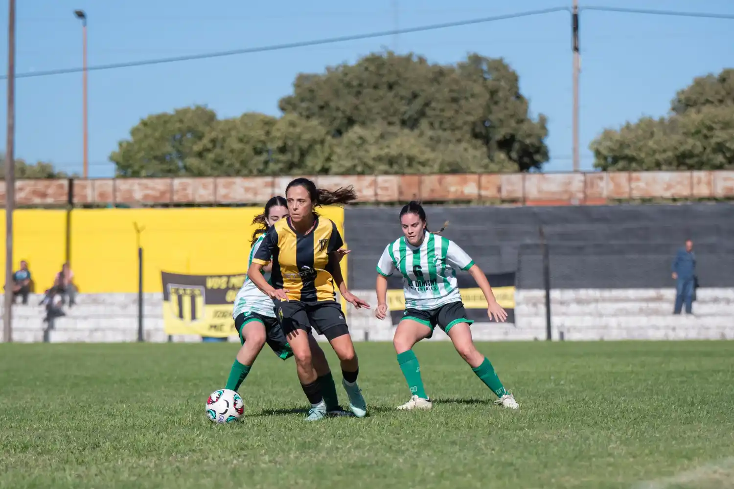 Dos líderes en el Oficial de Fútbol Femenino: Huracán y El Nacional