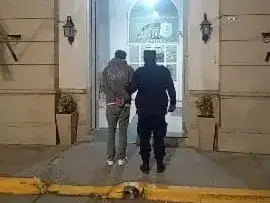 Una joven fue agredida por su pareja y terminó en el Hospital Centenario con una herida en la cabeza