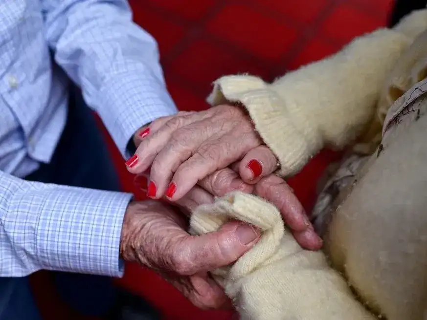 La soledad y el aislamiento pueden afectar la salud mental de las personas mayores, advierten especialistas. Foto: Archivo.