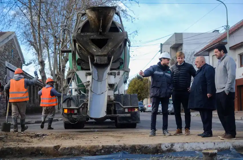 Arroyo recorrió obras de bacheo de hormigón en San Juan y en Friuli