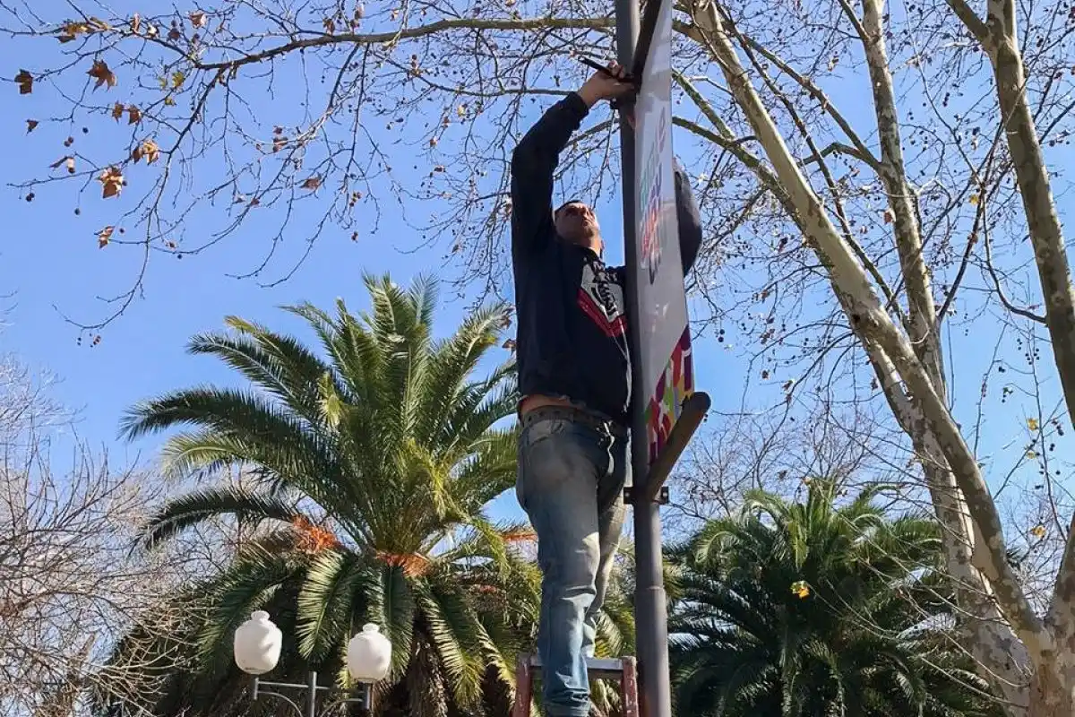 Reparan y renuevan cartelería en la zona de la costanera