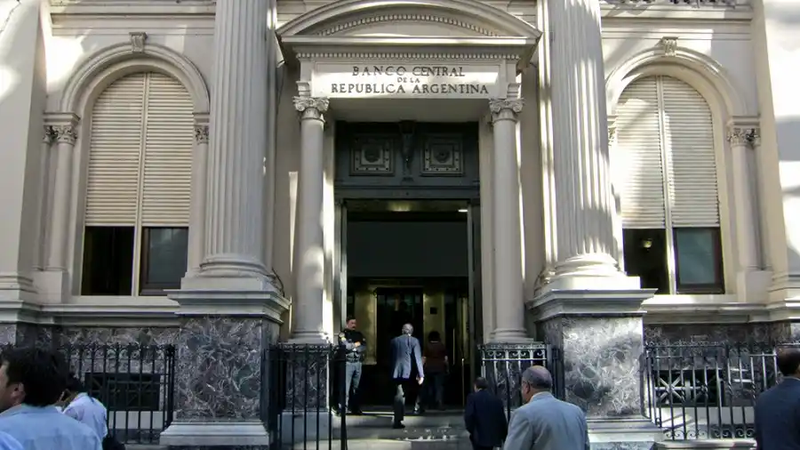 Las medidas del Banco Central impactan en el comportamiento el dólar blue, según economistas.