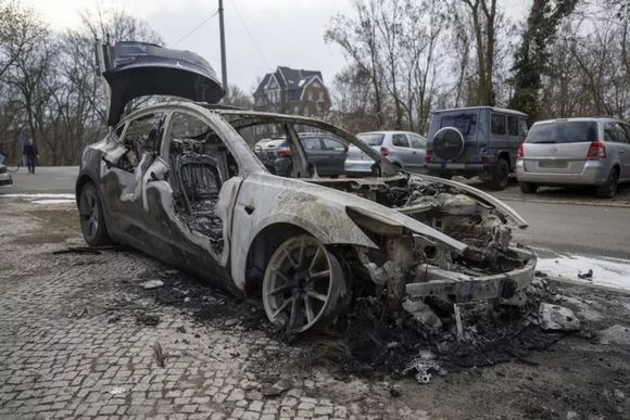 Alemania: quemaron varios vehículos Tesla, enojados con Elon Musk