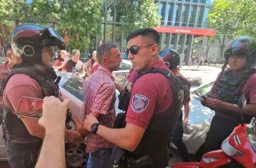 Detuvieron a Gastón Mercanzini, el hombre que le arrojó un botellazo a Javier Milei en la asunción