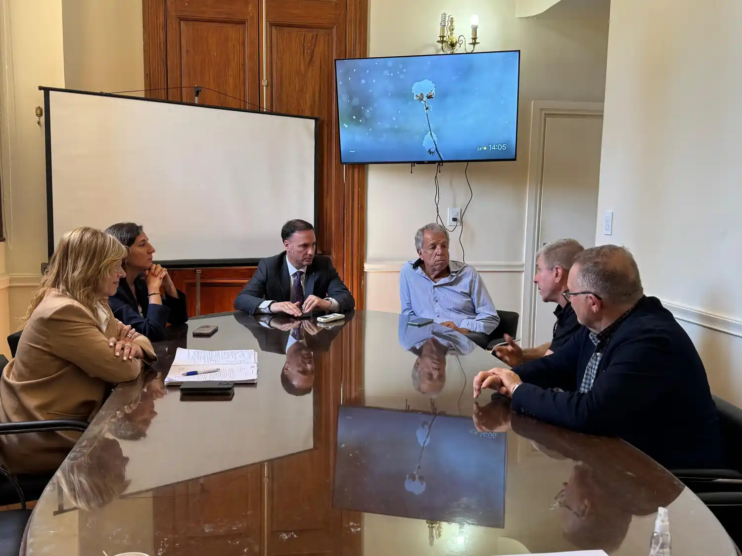 Autoridades reunidas trazando agenda de trabajo.