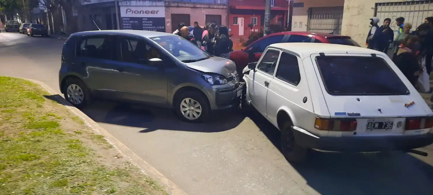 Un auto dobló en contramano y embistió a otro que venía de frente