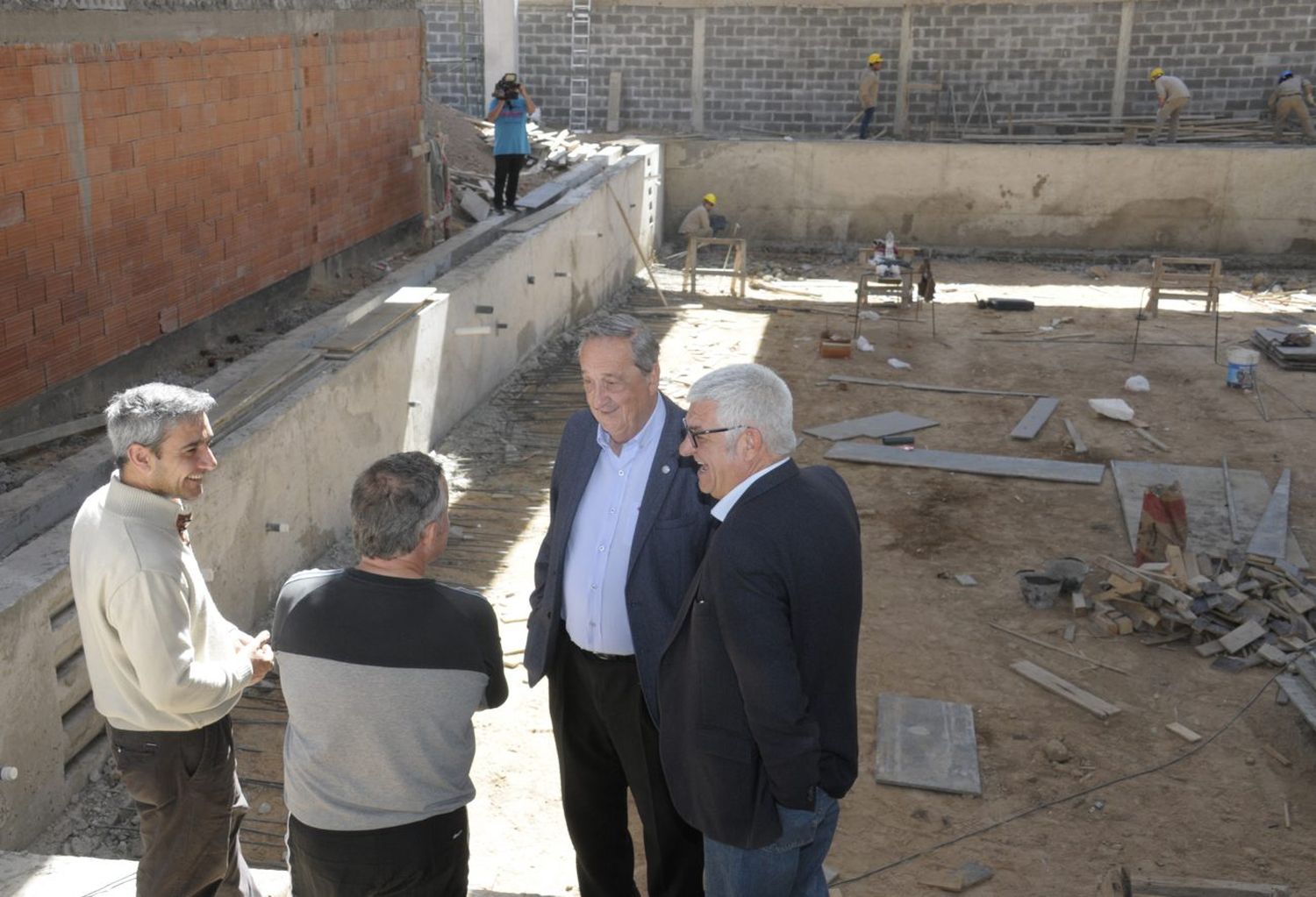 Al ritmo de la campaña, Lunghi supervisó los avances de las esperadas piletas del CEF 42