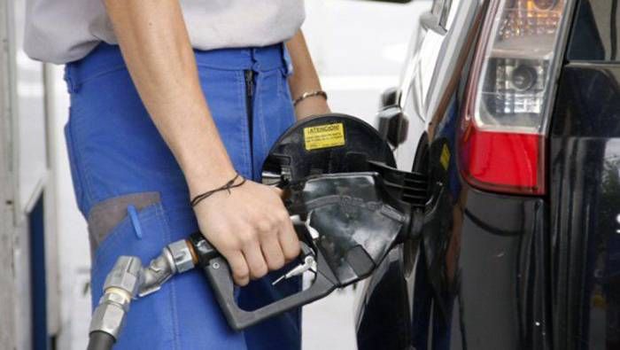El Gobierno volvió a postergar la actualización de los  impuestos a los combustibles