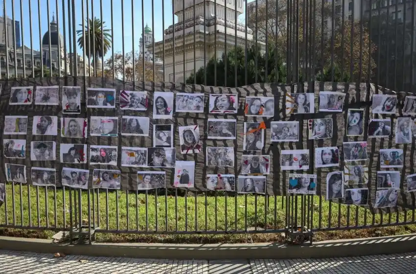 Una joven fue asesinada de un disparo en la cabeza en su casa y su novio está prófugo