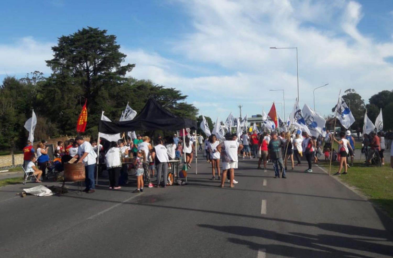 Organizaciones sociales cortan parcialmente la Autovía 2