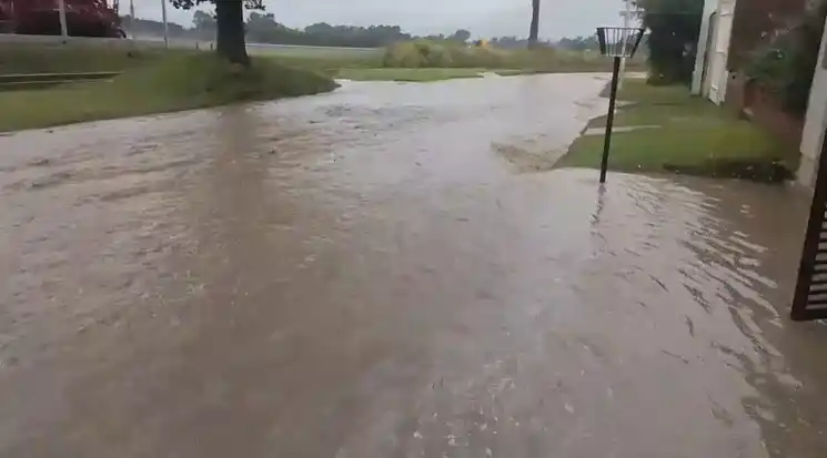 Calles intransitables por el desborde de agua luego de las lluvias, otra postal del domingo tandilense.