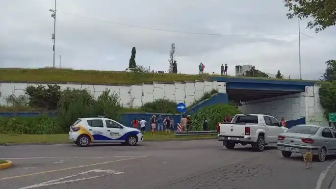 Dos motociclistas de la región cayeron desde un puente en Carlos Paz y uno de ellos está muy grave