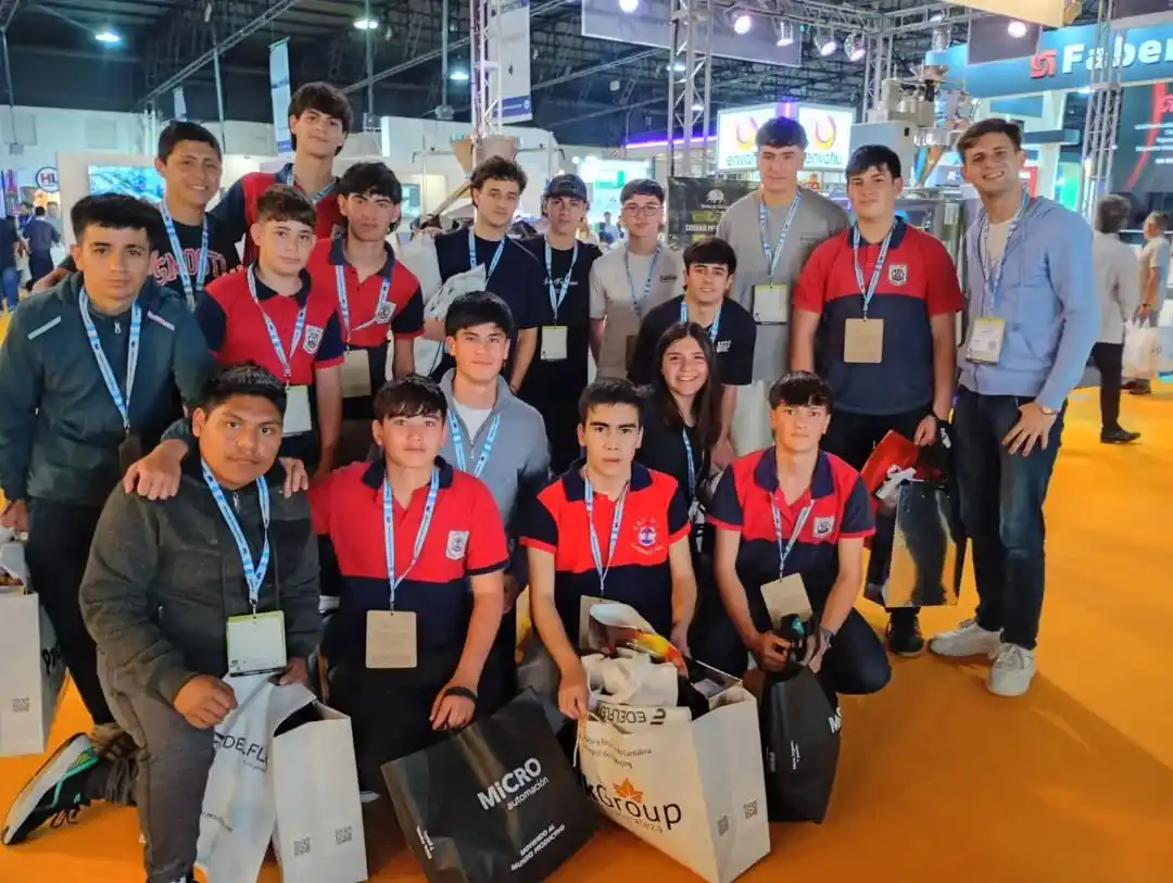 Estudiantes de la Escuela Técnica Nº1 participaron de un viaje educativo a la Feria Envase