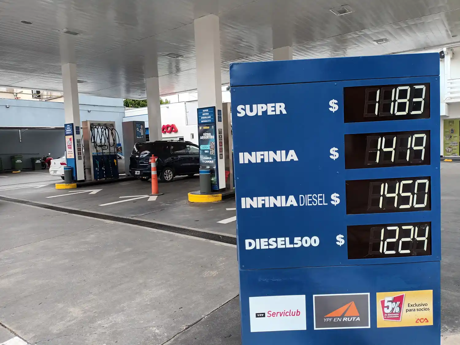 YPF habilitará el pago de combustibles con dólares en sus estaciones de servicio