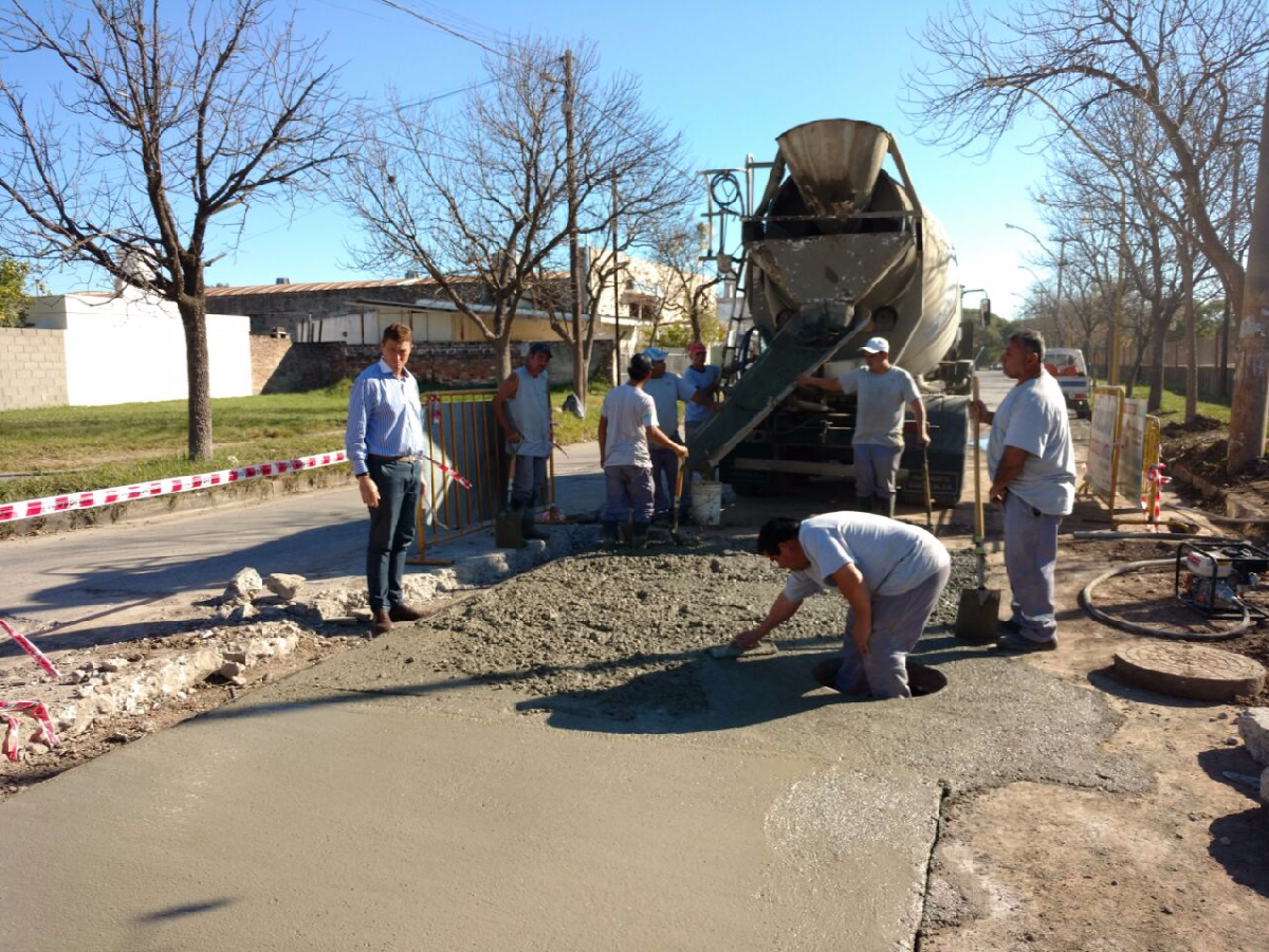 García Aresca supervisó trabajos de bacheo y adoquinado