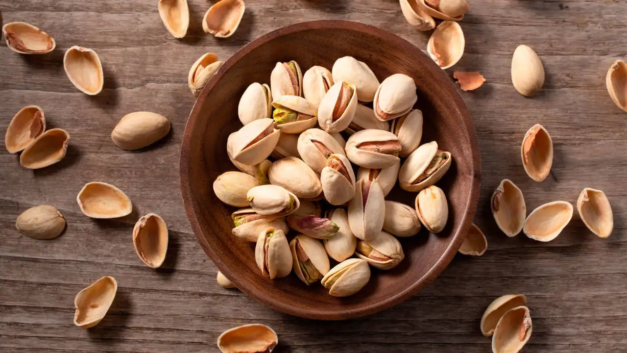 Hoy es protagonista en helados, chocolates, pastelería y preparaciones gourmet, pero también se consume como snack por sus propiedades nutricionales: es fuente de proteínas, fibra, antioxidantes y grasas saludables.