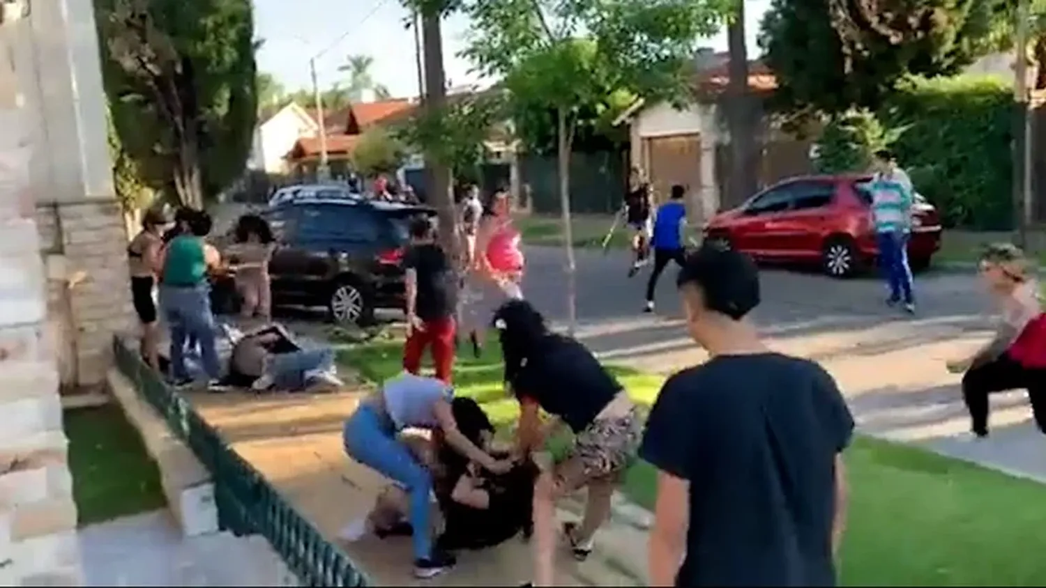 Golpes, patadas y cuchillazos: la salvaje batalla campal entre alumnos y padres de un colegio