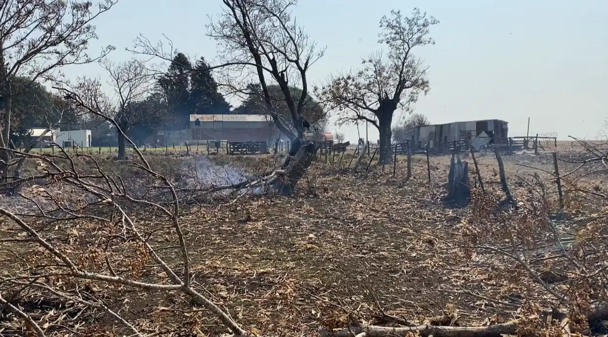 Bomberos Voluntarios de Crespo colaboran en extinción de incendio forestal en General Ramírez