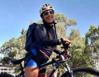 Yesica hace mandados y trámites en su bicicleta