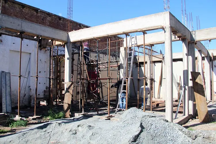 Construyen edificio universitario