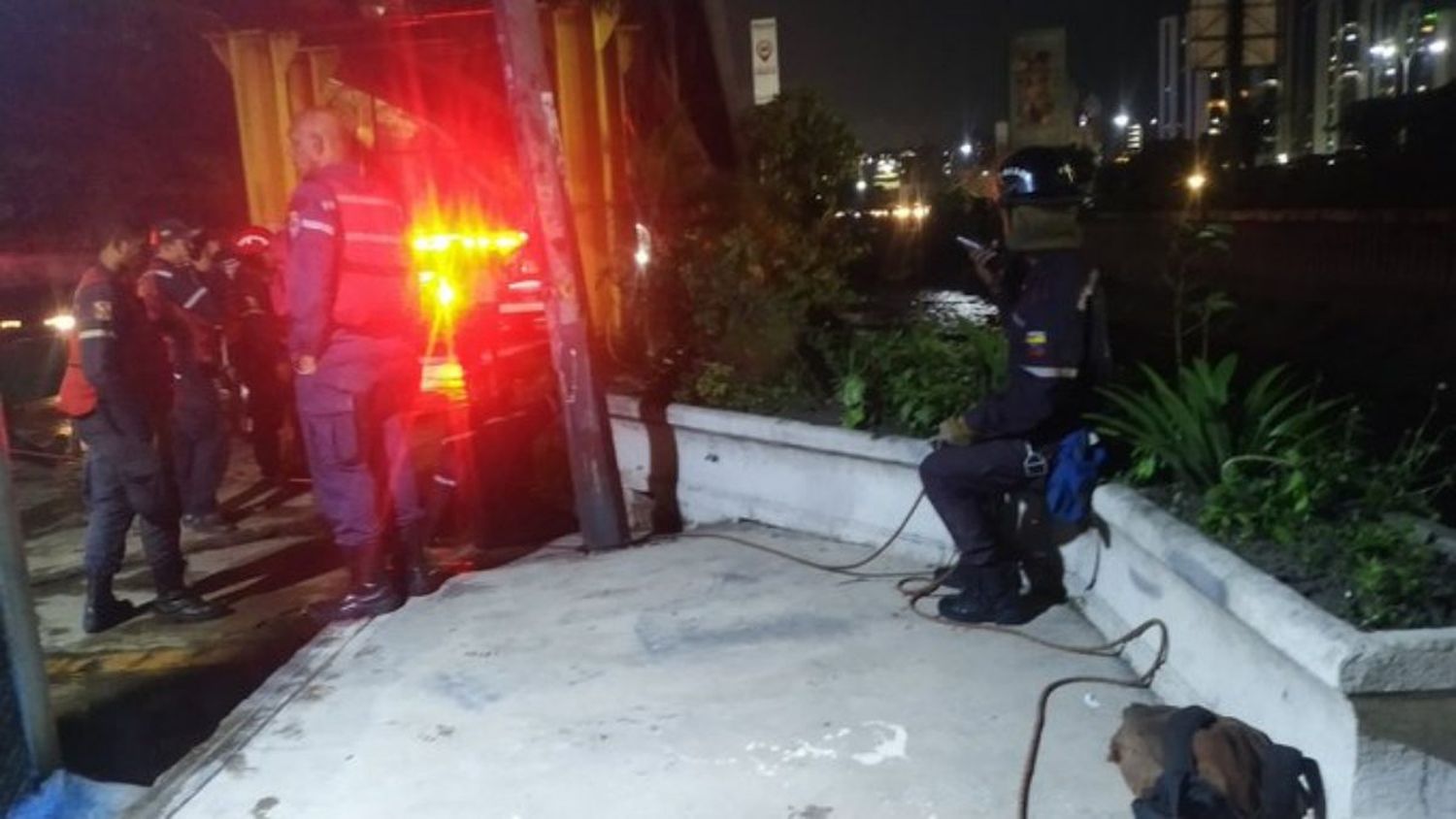 CAYÓ EN LA QUEBRADA DE CHAPELLÍN: movilizados bomberos y PC para localizar a un niño desaparecido en Caracas