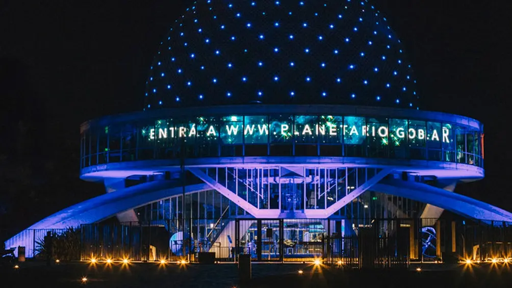 Iluminan de celeste y blanco monumentos y edificios
