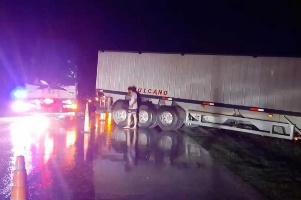 Ruta 11: un camión sufrió un “despiste” a la altura de Iriondo