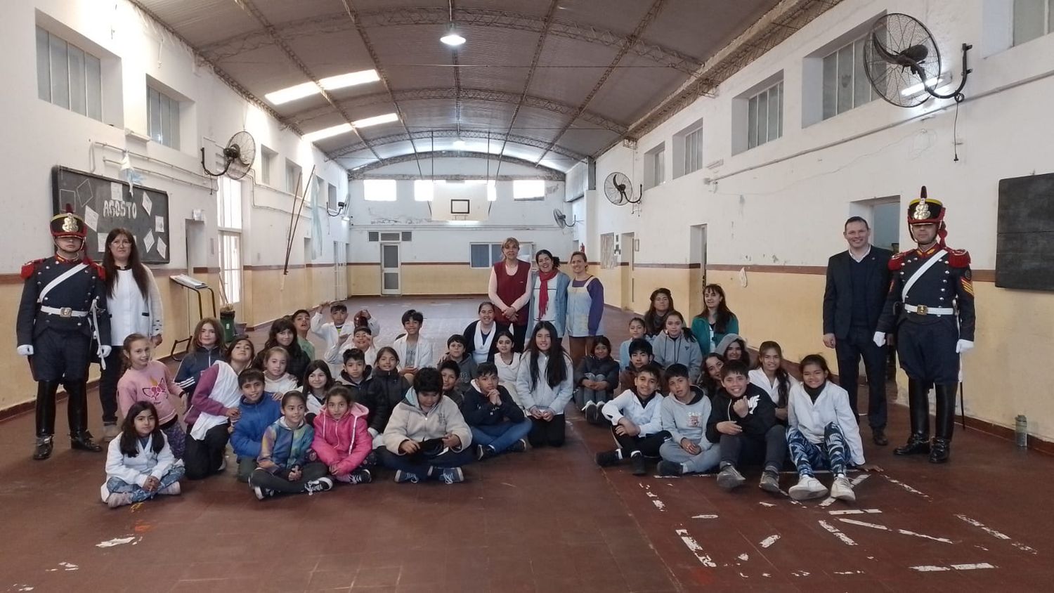 Granaderos y Javier Barrientos de Rotary Club, en la Escuela N° 6426 "Club de Leones". Foto: Gentileza.