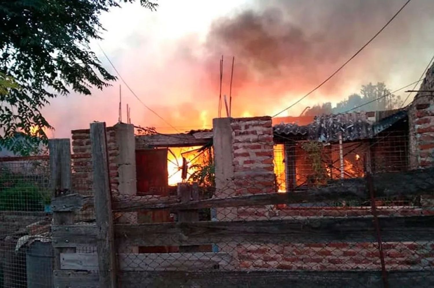 Incendió la casa a su ex y el fuego llegó a otras seis viviendas