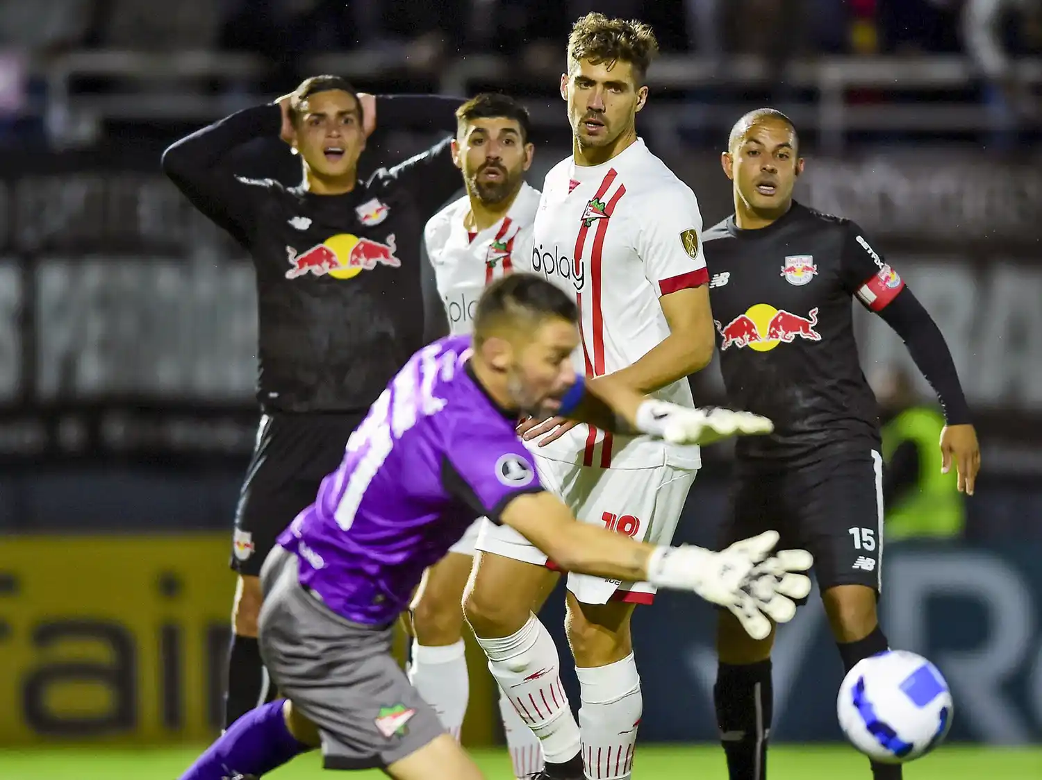 Andújar le pone fin a un ataque de Bragantino.
