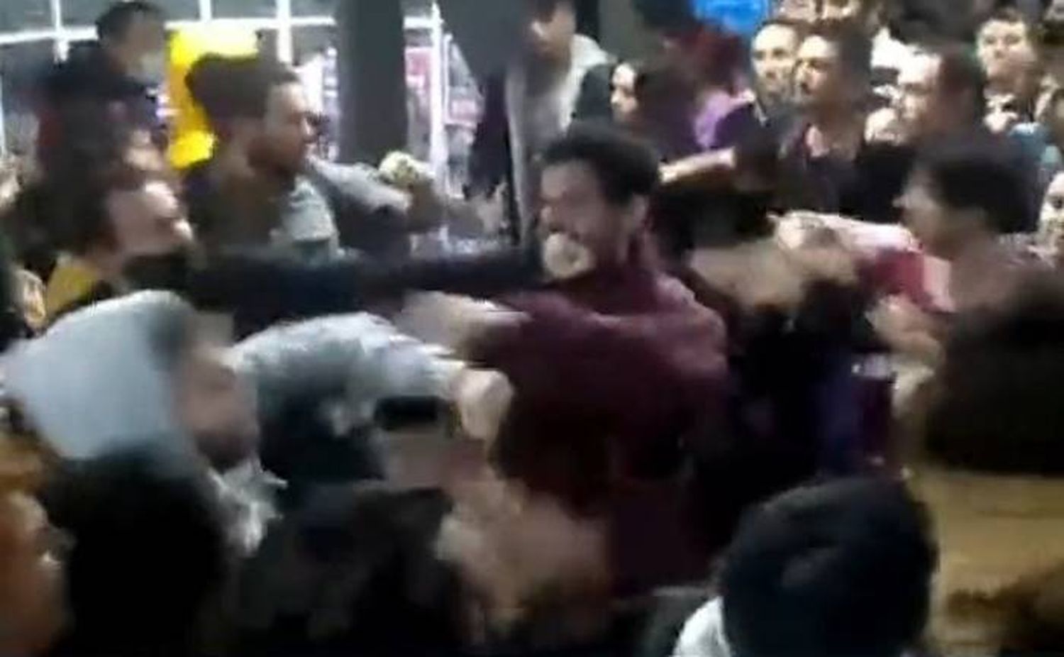 Tremenda pelea en la Facultad de Filosofía y Letras