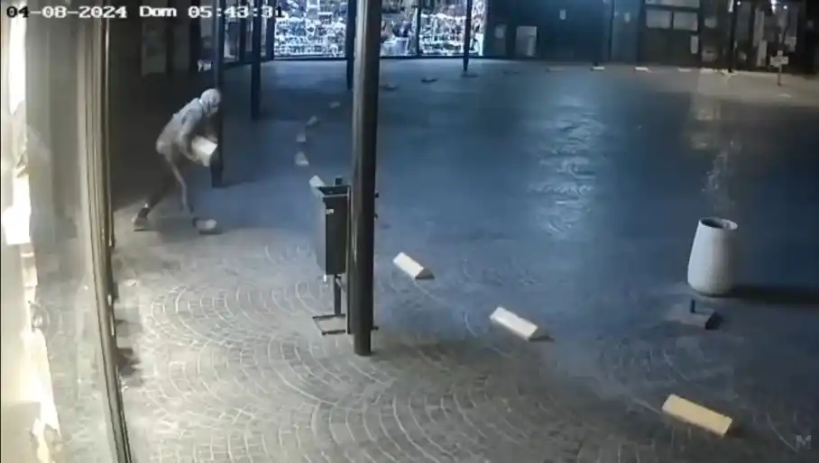 Así se escapaba el malviviente con la caja fuerte.
