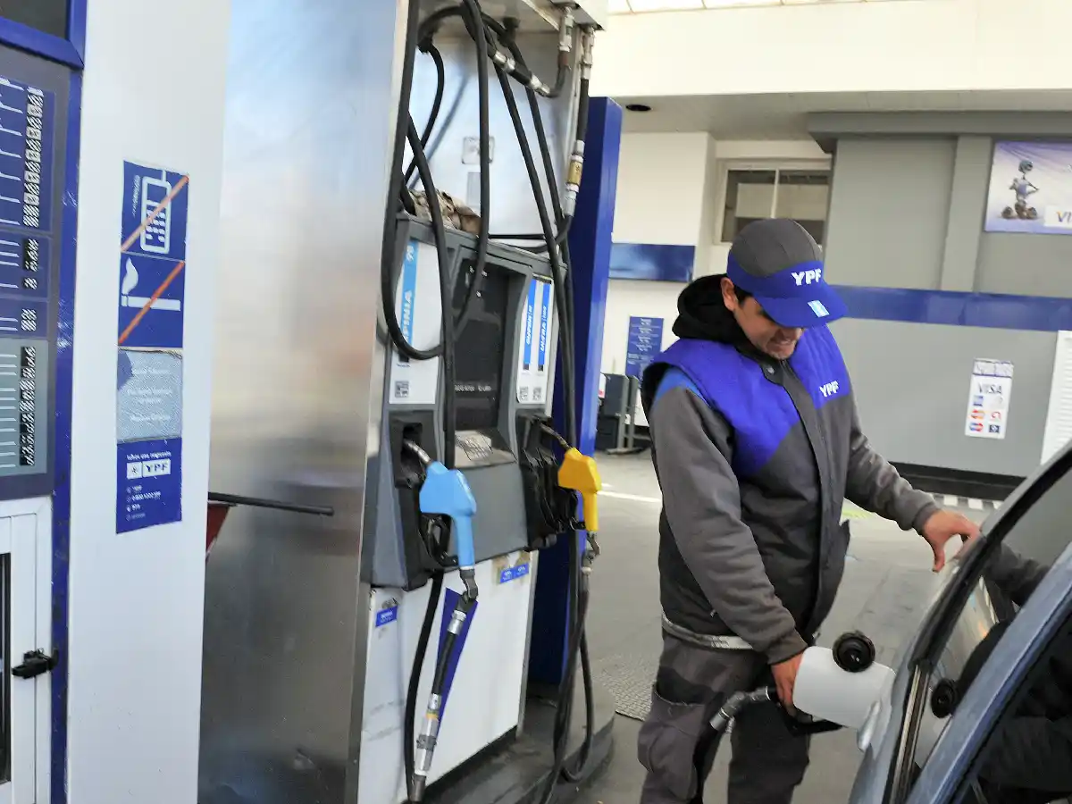 Postergan parte de aumento del impuesto a los combustibles
