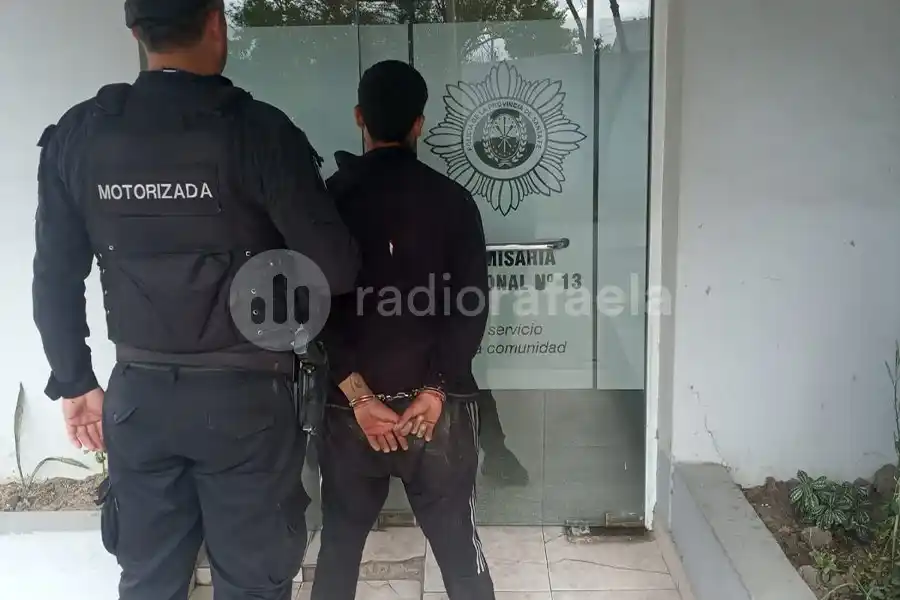 Según el estaba visitando a una prima, pero en realidad estaba dando vueltas en un patio ajeno 