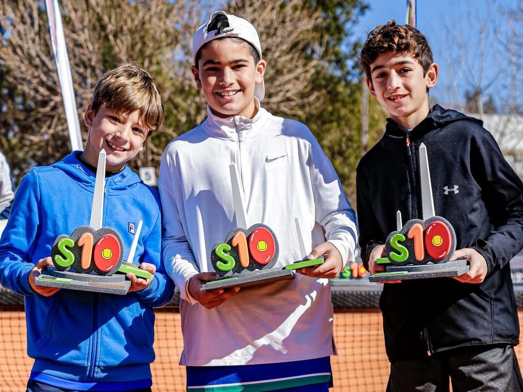 Los campeones nacionales con sus trofeos y un recuerdo que se guardarán para siempre.