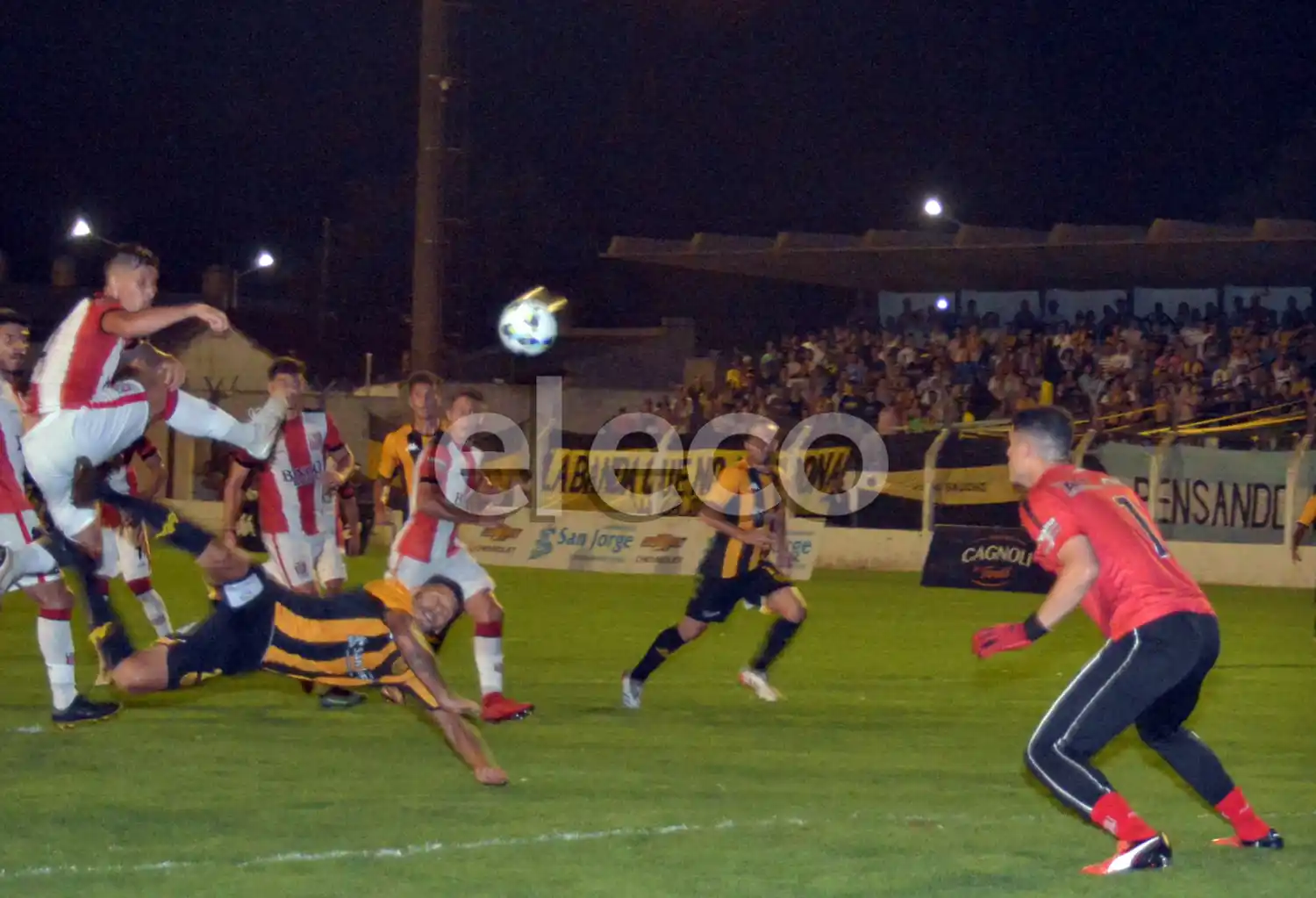 Berlo y Michel, al ataque. Santamarina empató con Sansinena.