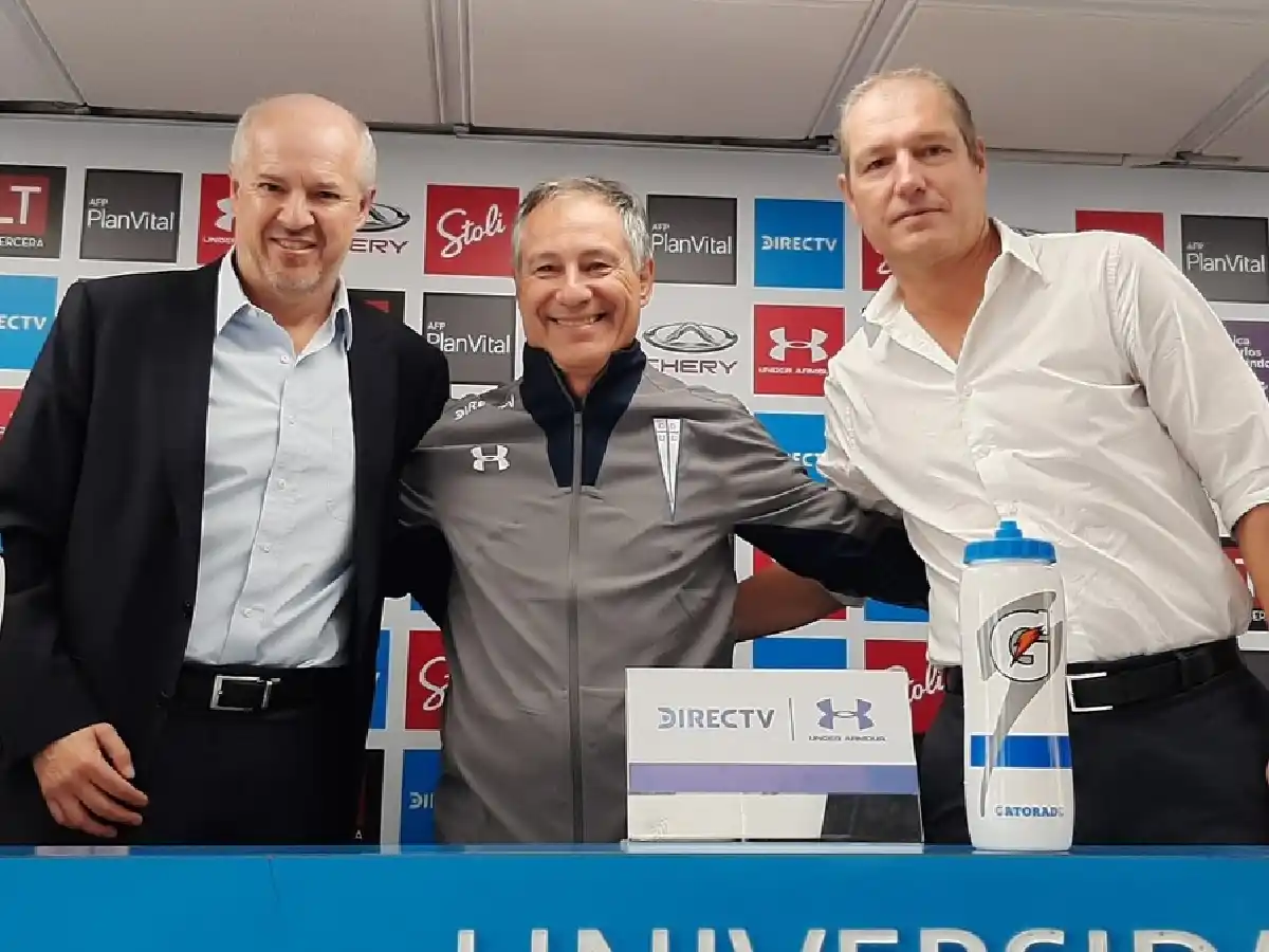 Holan fue presentado en Universidad Católica