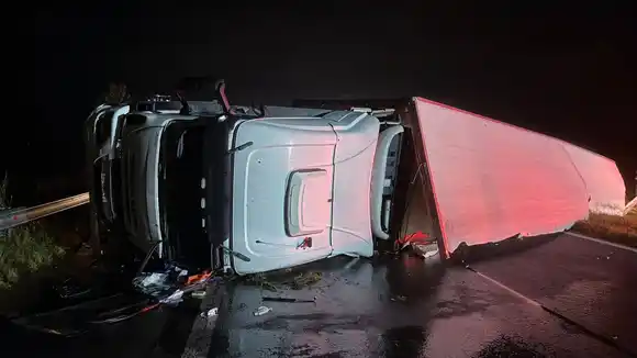 Volcó un camión en la Ruta 7 y cortó el tránsito: el chofer fue hospitalizado con heridas graves