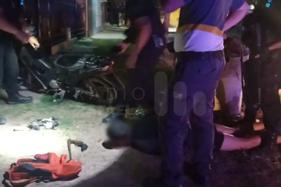 Tiene 17 años y lo atraparon escapando de la policía con otros dos en moto