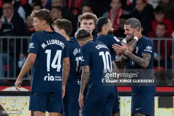 De Paul festeja con sus compañeros.