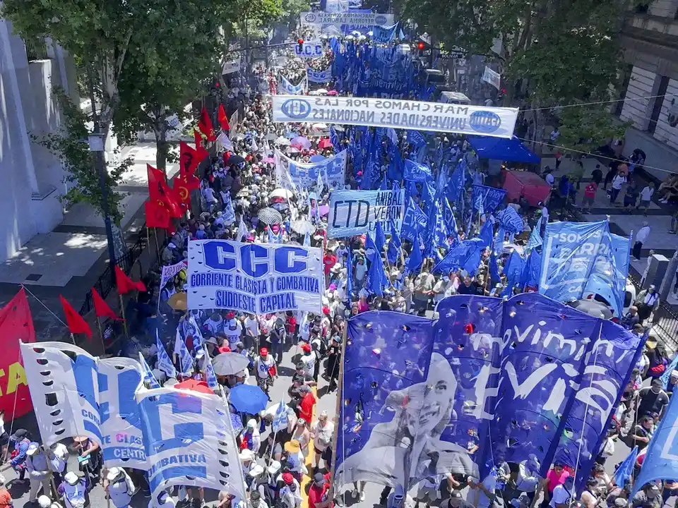 Demostración de fuerza de la central obrera en Plaza de Mayo