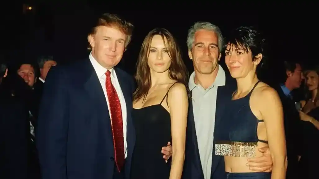 Trump y el fallecido Epstein con “las chicas”.