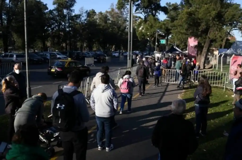 Murió una mujer rosarina mientras esperaba por vacunarse